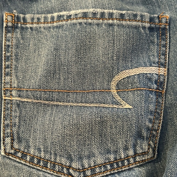 American Eagle Tomgirl Distressed Relaxed Jeans - Size 2 (Short 27”) Medium Wash - Picture 9 of 15